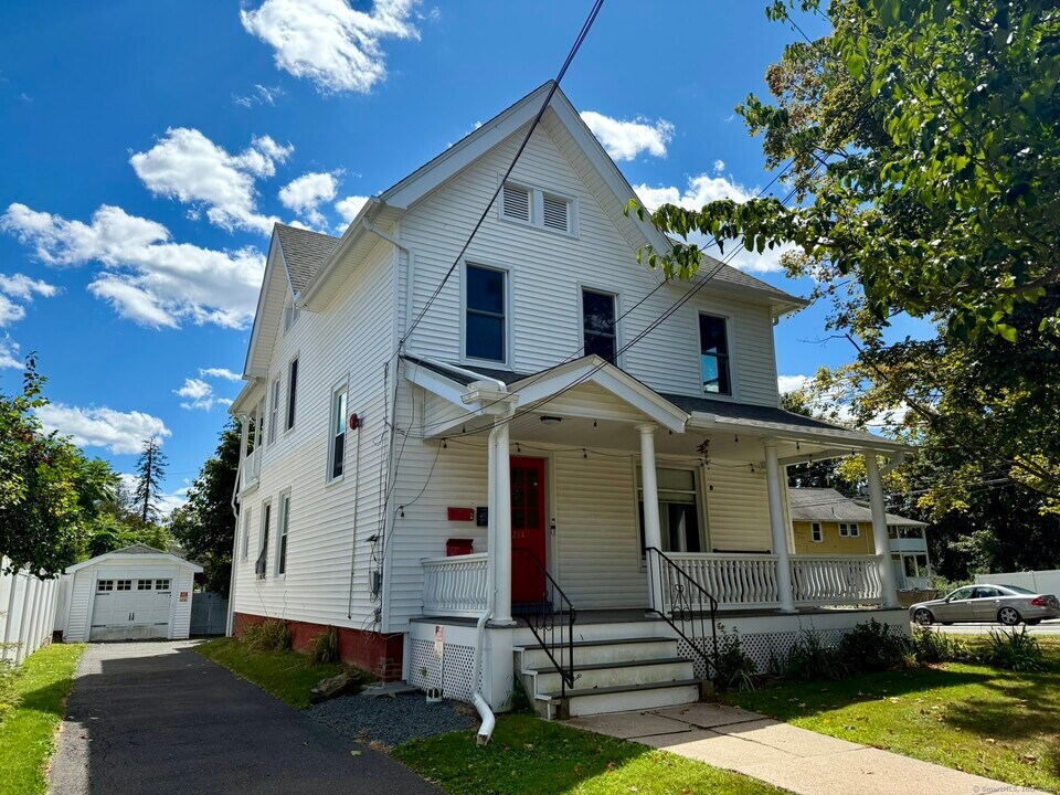 214 High St in Bristol, CT - Building Photo