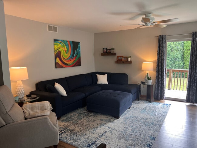 824 N Clover Ln in Cottage Grove, WI - Foto de edificio - Building Photo