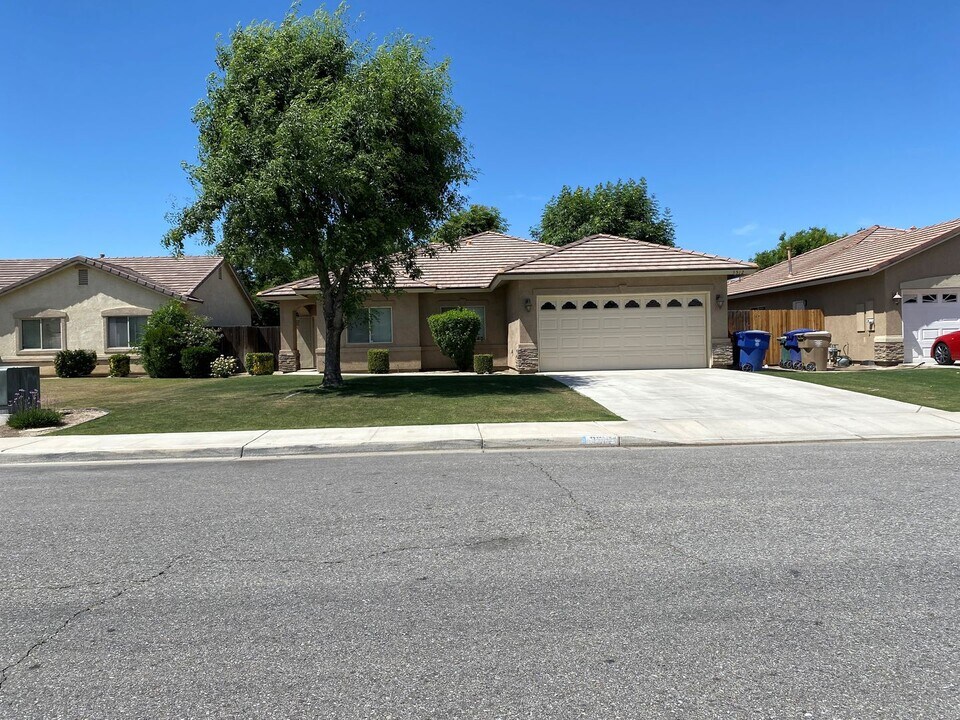 3512 Chisholm Trail Ave in Bakersfield, CA - Building Photo