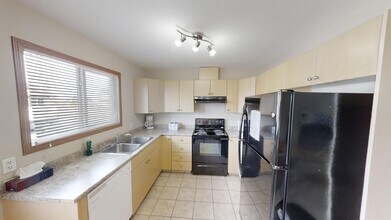 9225-9293 93 Ave in Grande Prairie, AB - Building Photo - Building Photo
