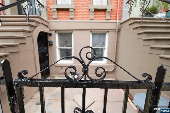 69.5 Wayne St in Jersey City, NJ - Building Photo - Building Photo