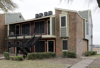 Spanish Meadows in Mesquite, TX - Foto de edificio - Building Photo