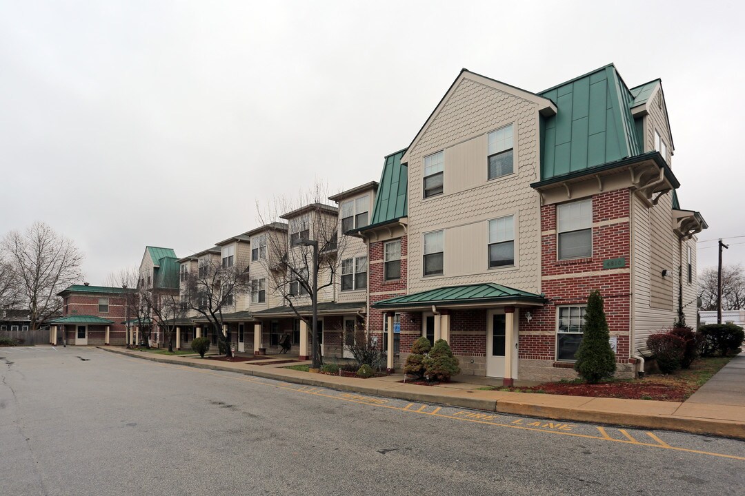 Genesis Square Townhouses in Philadelphia, PA - Building Photo