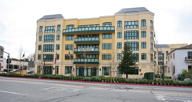 Versailles in San Mateo, CA - Foto de edificio - Building Photo