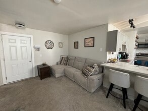 1 Beeman St, Unit B in Canandaigua, NY - Foto de edificio - Building Photo