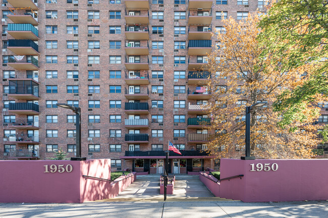 Hutchinson Parkway Apartments in Bronx, NY - Building Photo - Building Photo