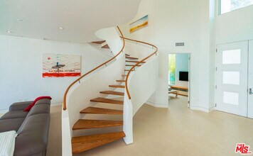 27102 Malibu Cove Colony Dr in Malibu, CA - Building Photo - Building Photo