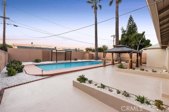 7009 Hatillo Ave in Winnetka, CA - Foto de edificio - Building Photo