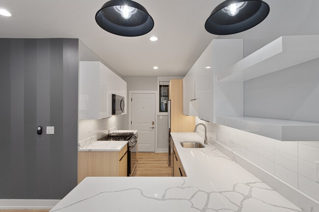 7736 N Eastlake Terrace in Chicago, IL - Building Photo - Building Photo