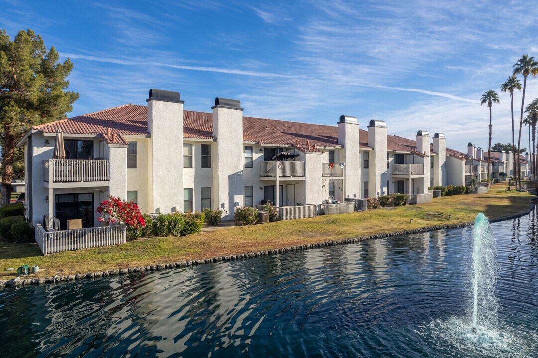Palm Lake Village in Palm Desert, CA - Foto de edificio