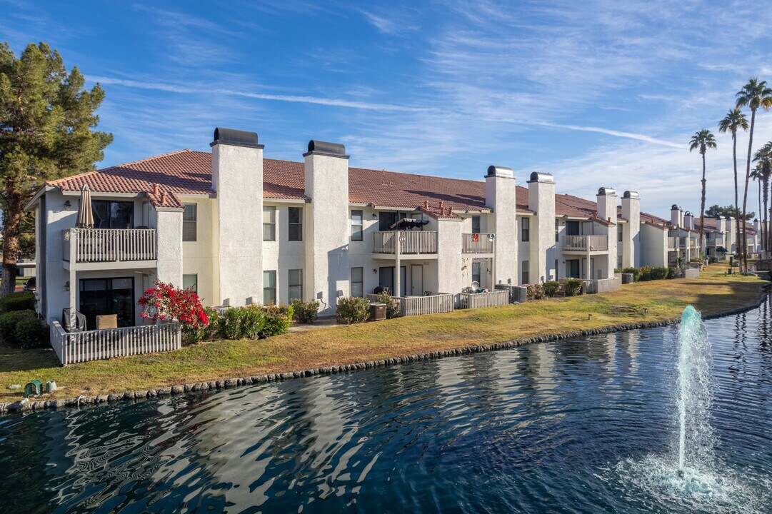 Palm Lake Village in Palm Desert, CA - Building Photo