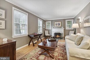 900 N Livingston St in Arlington, VA - Building Photo