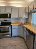 811 Sky Pine Way in Greenacres, FL - Building Photo