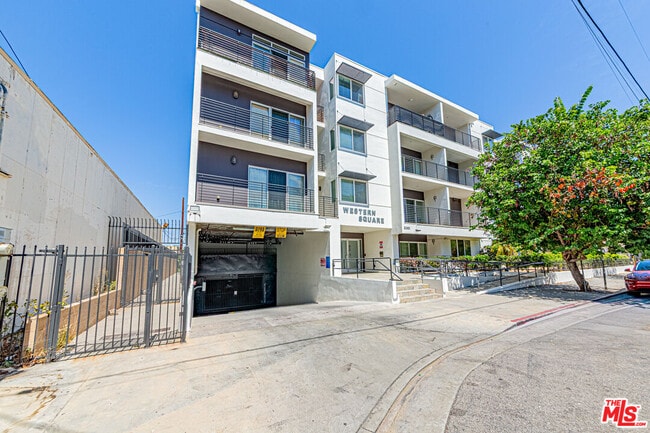 3061 W 12th Pl in Los Angeles, CA - Building Photo - Building Photo