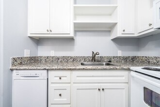 207 N Poplar St, Unit B in Tomball, TX - Building Photo - Building Photo