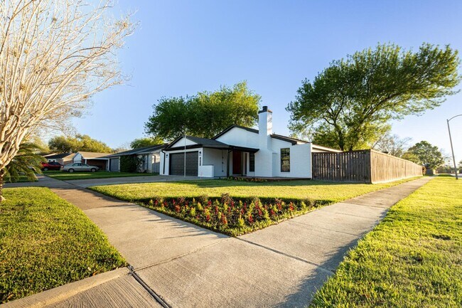 1102 Ashdale Dr in Sugar Land, TX - Building Photo - Building Photo