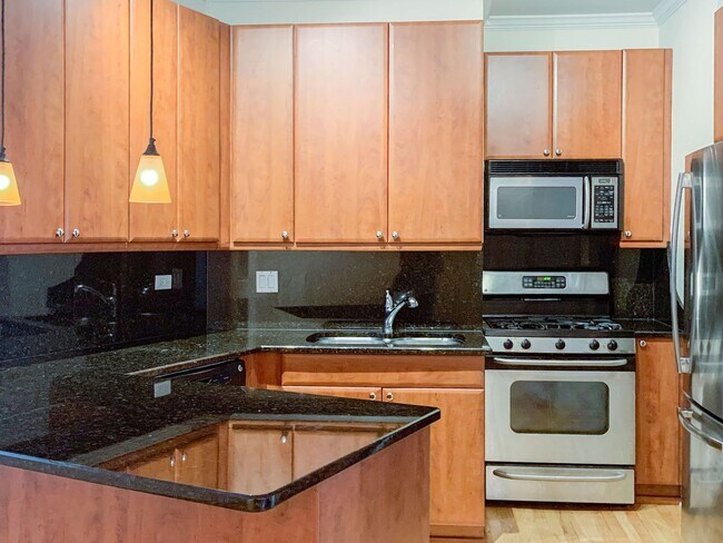 property at 638 W Roscoe St
