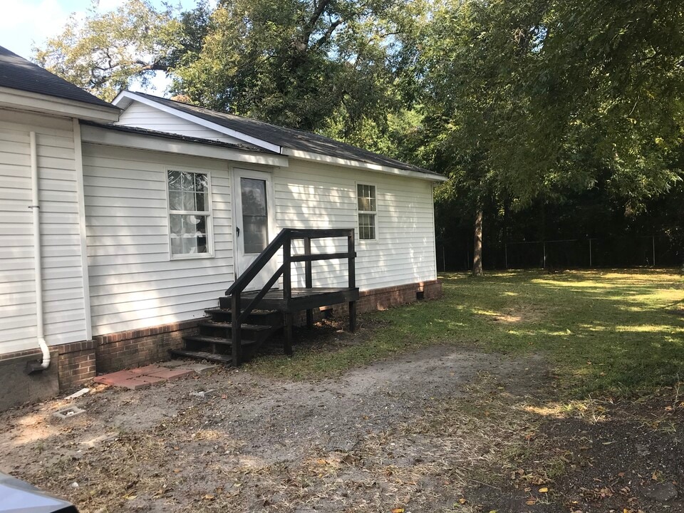 520 Buckley St, Unit Apt a in Orangeburg, SC - Building Photo