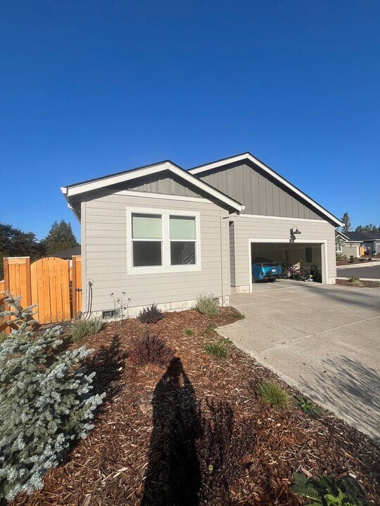 482 E 4th St in Lowell, OR - Building Photo