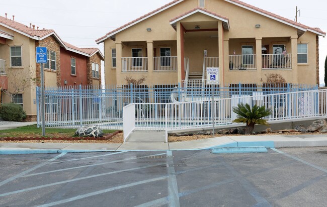 Olive Terrace Apartments in Hesperia, CA - Foto de edificio - Building Photo
