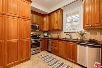 16123 W Sunset Blvd, Unit 204 in Los Angeles, CA - Building Photo - Building Photo