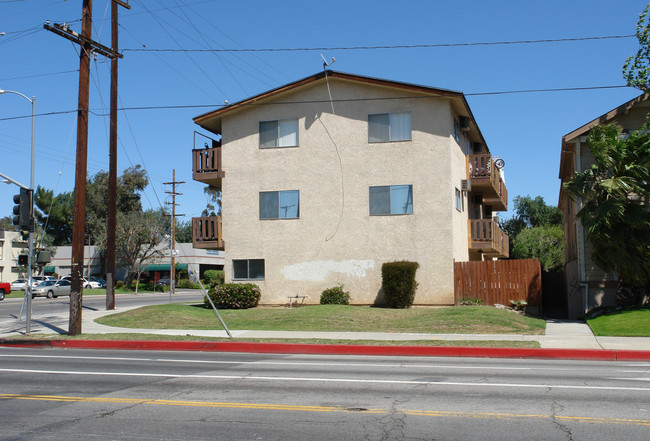 15656 Saticoy St in Van Nuys, CA - Building Photo - Building Photo