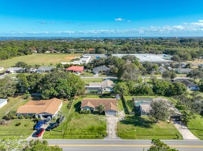 1279 Glenham Dr NE in Palm Bay, FL - Foto de edificio - Building Photo