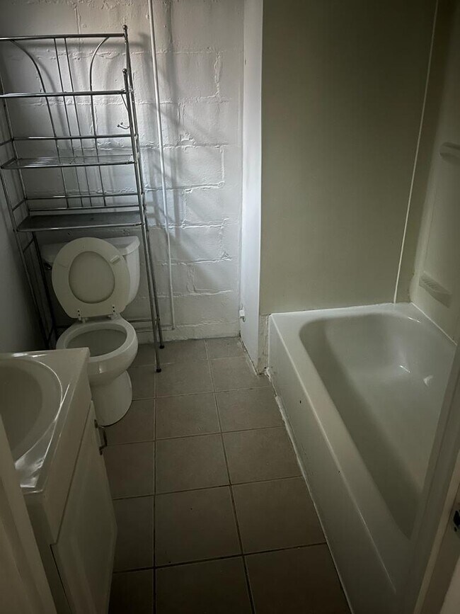 1303 E 35th St photo'