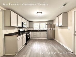 3045 Reid Ave in Charlotte, NC - Building Photo - Building Photo