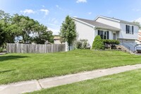 2346 Cambridge Ln in Woodridge, IL - Foto de edificio - Building Photo