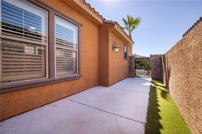 property at 472 Via Stretto Ave