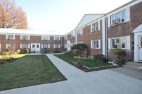 Bell Park Manor Terrace Co-ops in Bellerose Manor, NY - Foto de edificio - Building Photo