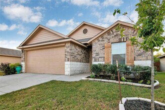 704 Red Tails Dr in Austin, TX - Foto de edificio - Building Photo