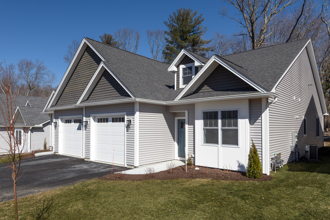 Matteson Ridge in West Warwick, RI - Foto de edificio