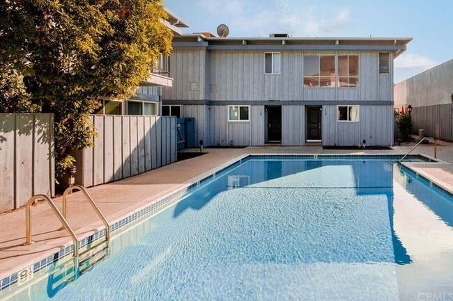 property at 5447 Zelzah Ave