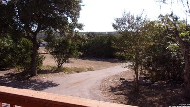 252 Sir Winston Dr in Canyon Lake, TX - Foto de edificio - Building Photo