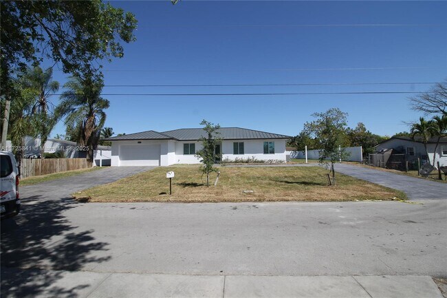 18071 SW 176th St in Miami, FL - Building Photo - Building Photo