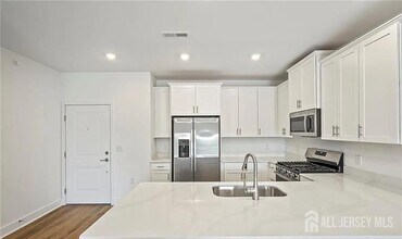 28310 Radford Ct in Monroe Township, NJ - Foto de edificio - Building Photo