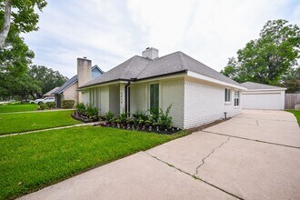 2818 Green Fields Dr in Sugar Land, TX - Building Photo - Building Photo