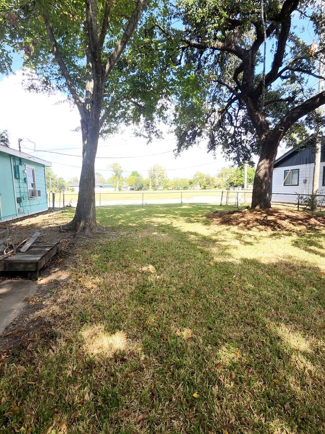 3103 Avenue H in Dickinson, TX - Building Photo - Building Photo