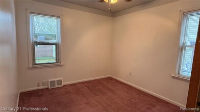 1403 E Maxlow Ave in Hazel Park, MI - Foto de edificio - Building Photo