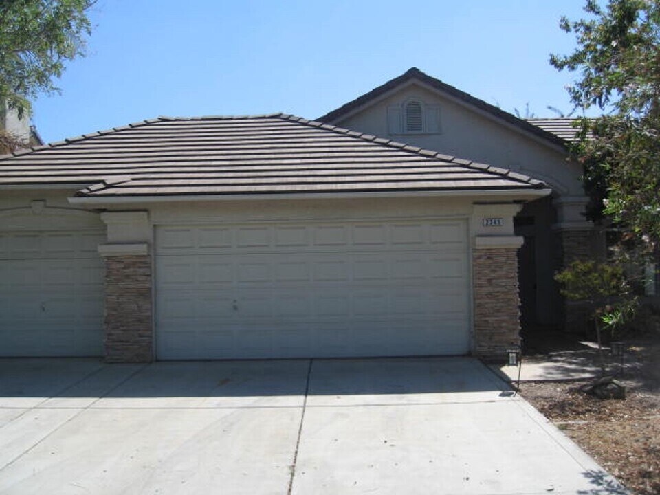 2345 E Oak Haven Dr in Fresno, CA - Foto de edificio