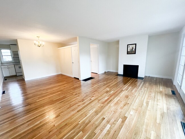 11 Oak St in Wellesley, MA - Building Photo - Building Photo