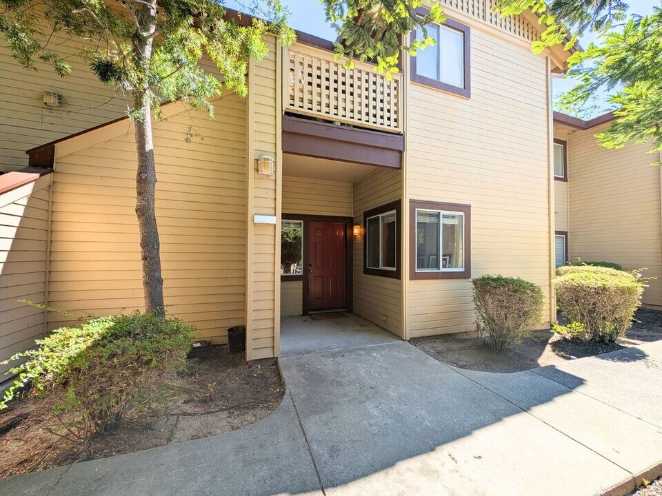 141 Tuscany Ct in Hercules, CA - Building Photo