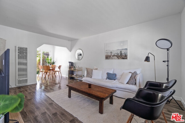 2318 Beach Ave in Los Angeles, CA - Building Photo - Building Photo