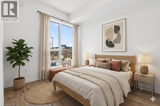 500 Plains Rd E in Burlington, ON - Building Photo - Building Photo