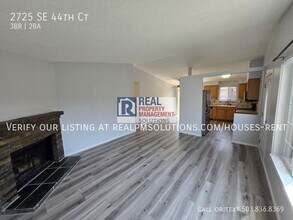 2725 SE 44th Ct in Hillsboro, OR - Foto de edificio - Building Photo