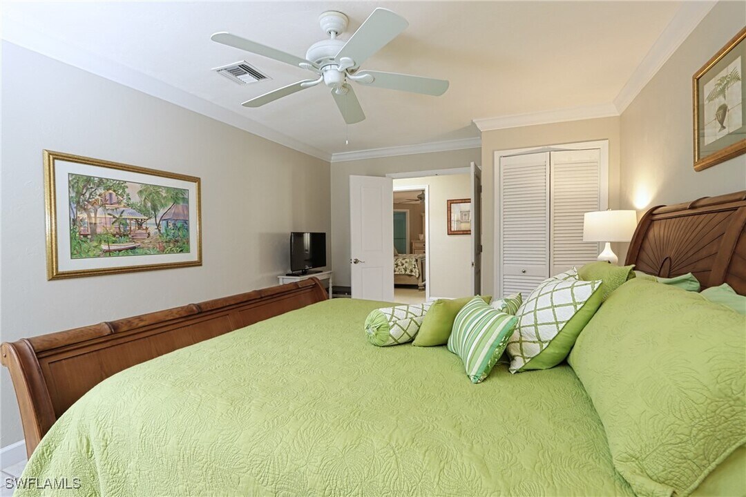 6810 Sand Pointe Cir in Naples, FL - Foto de edificio