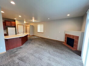 747-747 SE Tampa St in Camas, WA - Building Photo - Building Photo