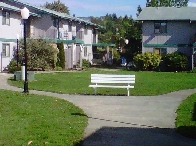 Christy Court Apartments in Winston, OR - Foto de edificio